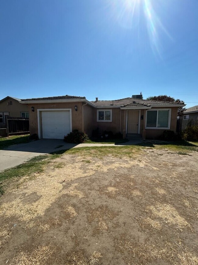 Building Photo - *Nice 3 BEDROOM House For $2100*