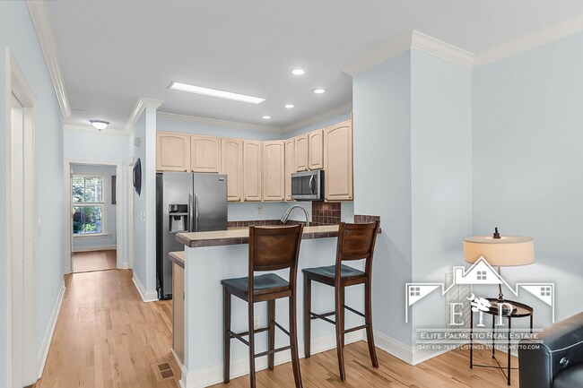 Building Photo - Charming Townhouse Near the Heart of Charleston – Comfort & Convenience in One!