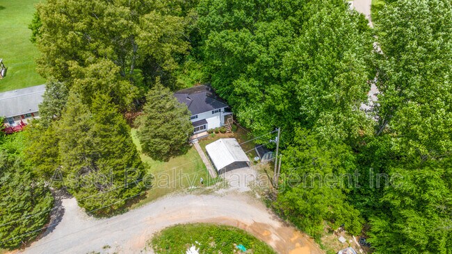 Building Photo - 513 Benton Cir