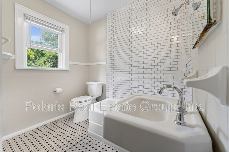 Building Photo - 717 E 60th St