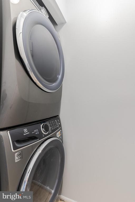 Building Photo - 8708 Village Square Dr