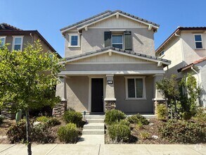 Building Photo - Spacious 3 bed 2.5 bath available in North...