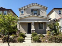 Building Photo - Spacious 3 bed 2.5 bath available in North...