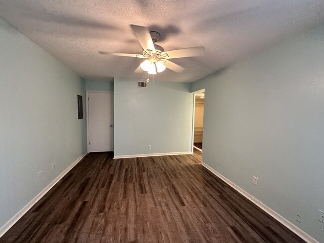 Building Photo - Woodhaven 1st Floor end unit