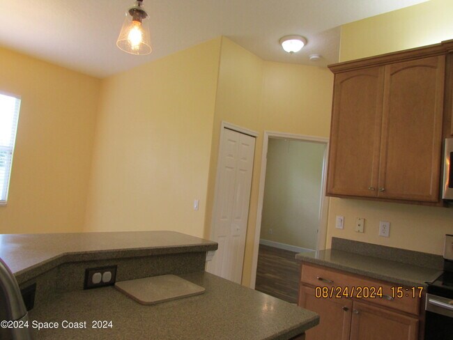 Building Photo - 1882 Woodfield Cir