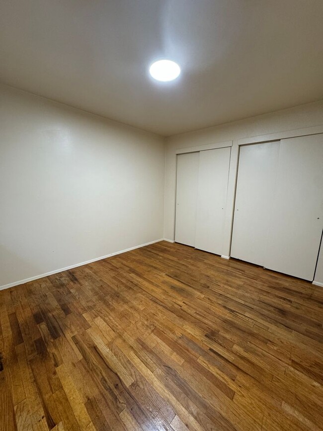 Building Photo - 2-Bedroom, 1-Bath Duplex In The Friendly S...