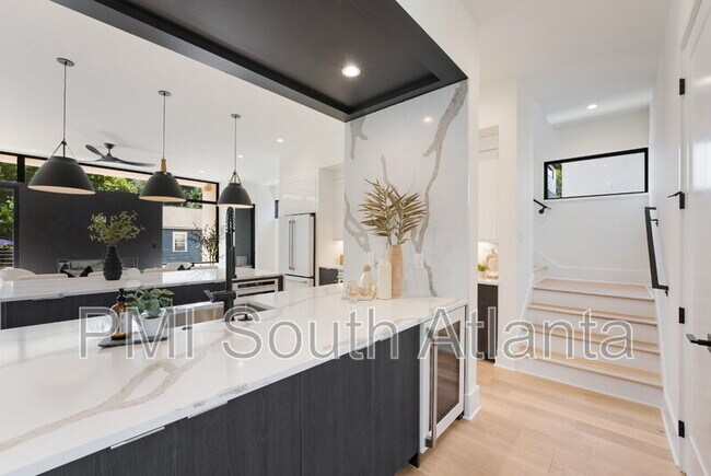 Building Photo - 194 E Lake Terrace SE