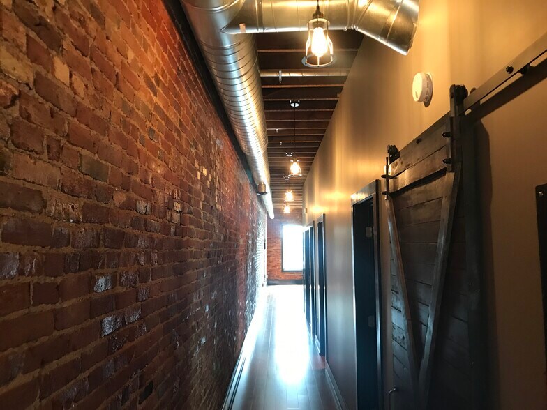 Building Photo - 426 Main St