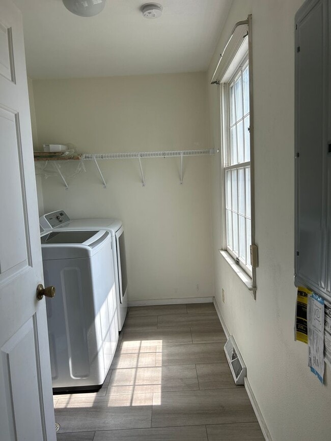 Building Photo - 302 Salem St