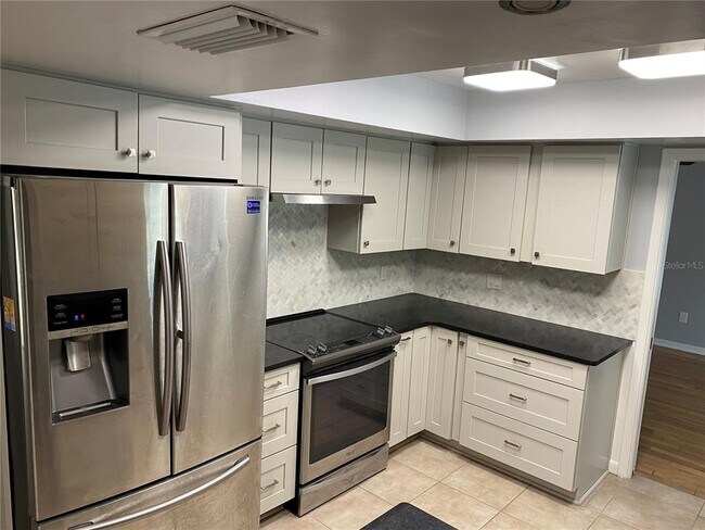 Building Photo - 701 Bluff View Dr
