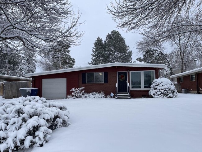 Building Photo - 872 Madsen Ln