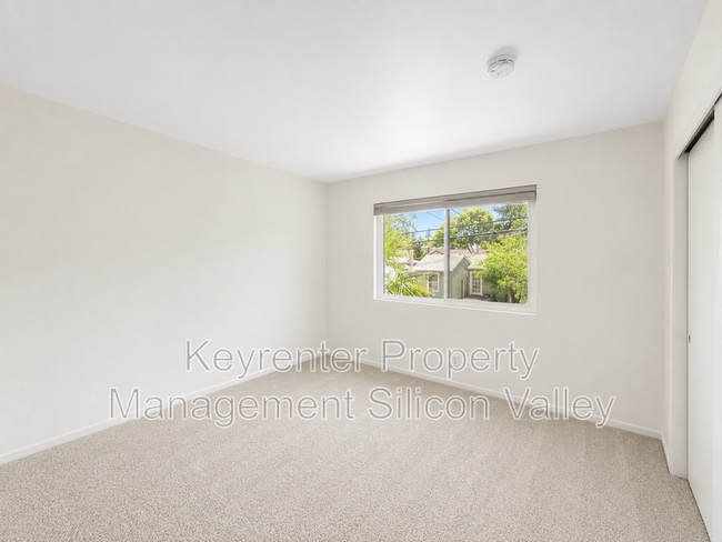 Building Photo - 923 Ravenscourt Ave