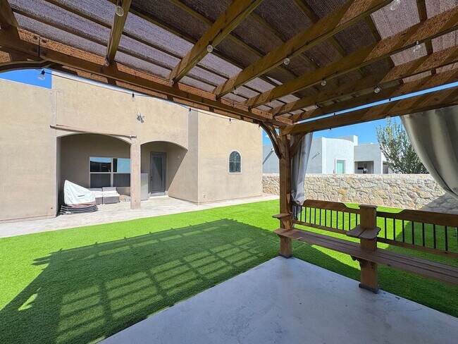Building Photo - East El Paso 4bed/2bath Refrig A/C with Gorgeous Backyard!