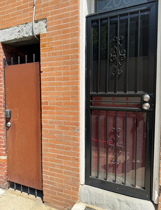 Building Photo - 2007 Kater St