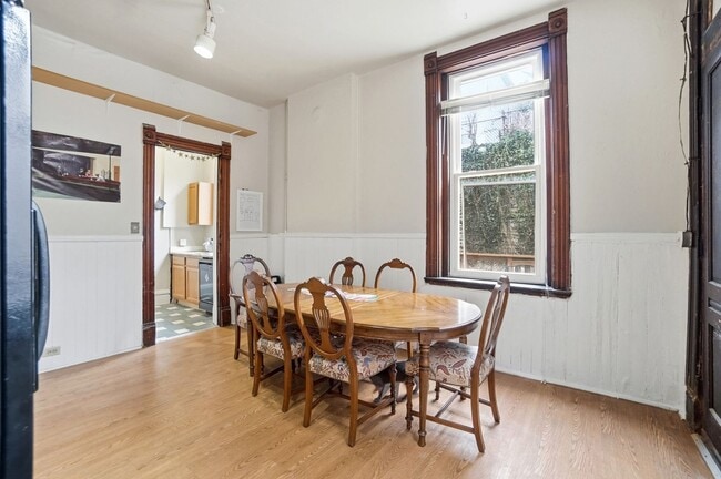 Building Photo - 6 bed/2 bath on Rohs St., Mins. from UC for Only $650/pp ($3900/mo)!