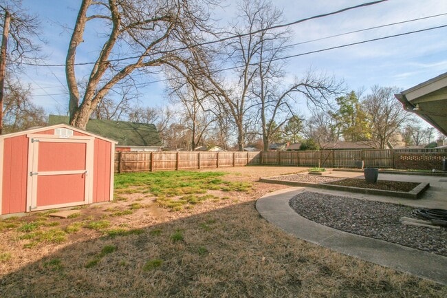 Building Photo - 2 Bed | 2 Bath in South Tulsa!