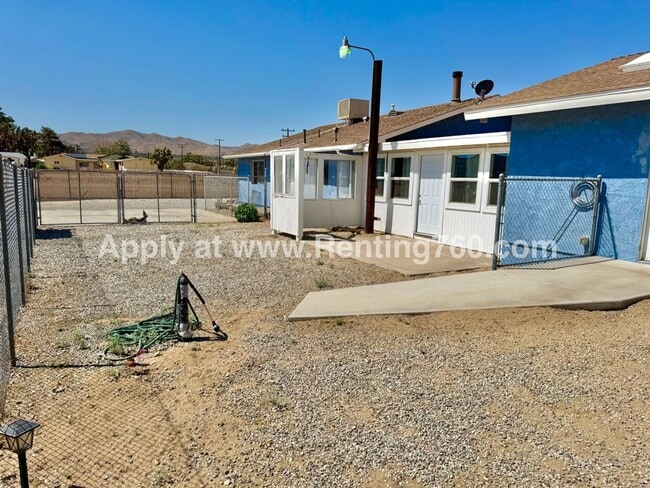 Building Photo - Huge Home with Solar Panels & Tons of Space!