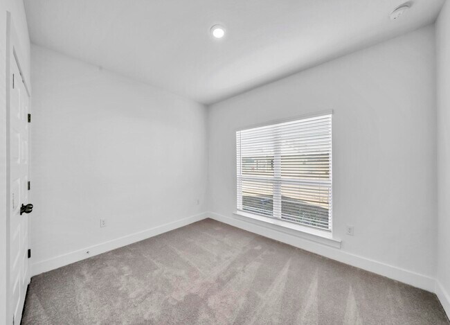 Building Photo - 217 Lyla Ln