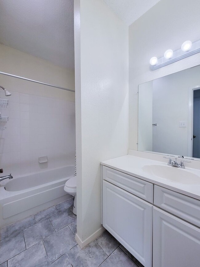 Building Photo - Spacious one of a kind 2 bedroom 2 bath condo in excellent condition. Entire condo has been paint...