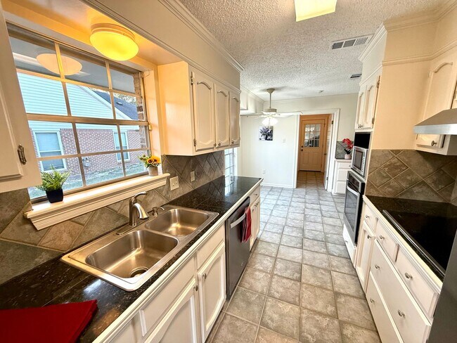 Building Photo - Spacious 3BR/2BA in Brookhollow – New Roof + All Appliances Included