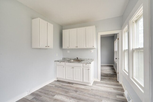 Building Photo - 614 Madison Ave