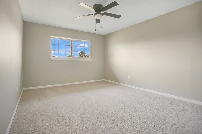 Building Photo - 1ST MONTH RENT FREE 2 Bed 1 Bath 2nd Floor Unit With Balcony In Desirable Area Winter Park Sectio...