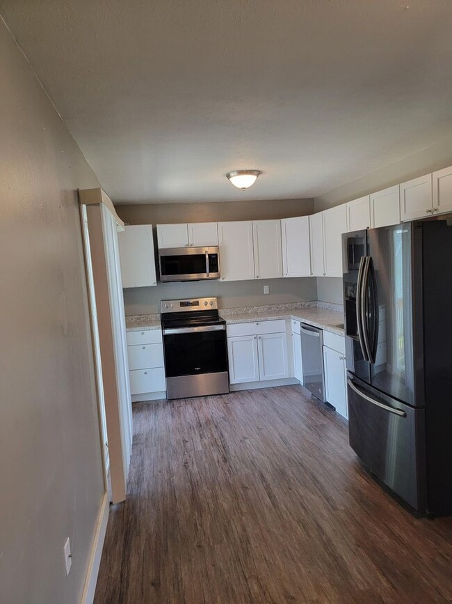 Building Photo - Awesome Remodeled  3 bedroom 2 bath single...