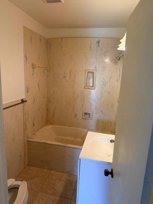 Building Photo - 54 Oakland St