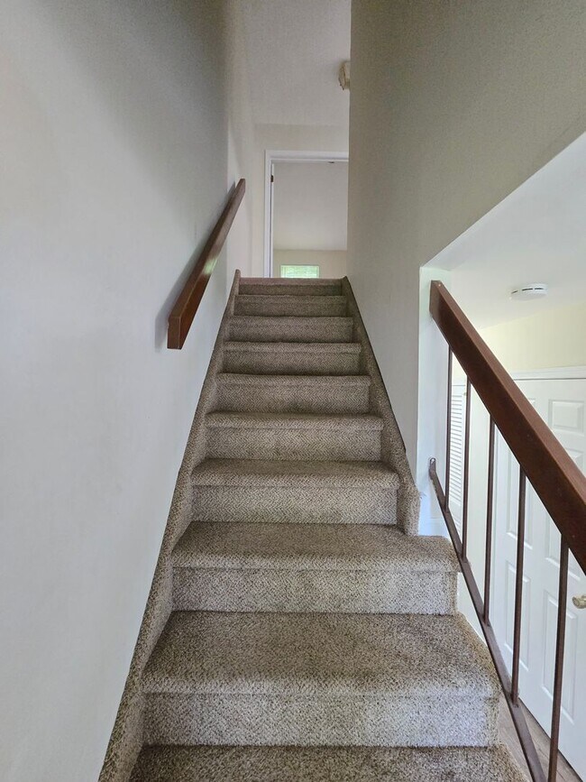 Building Photo - Rare opportunity in North Edison! Spacious 2-bed and 1.5-bathroom townhouse!