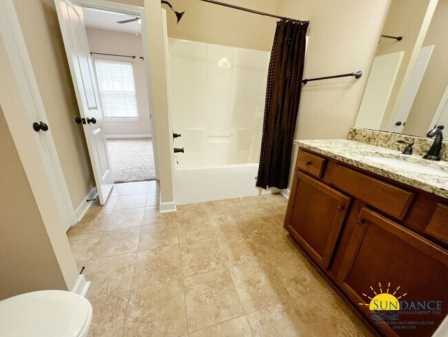 Building Photo - Stunning 4 Bedroom Home in Crestview!