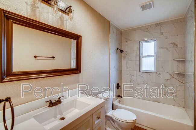 Building Photo - 1054 N Revere St