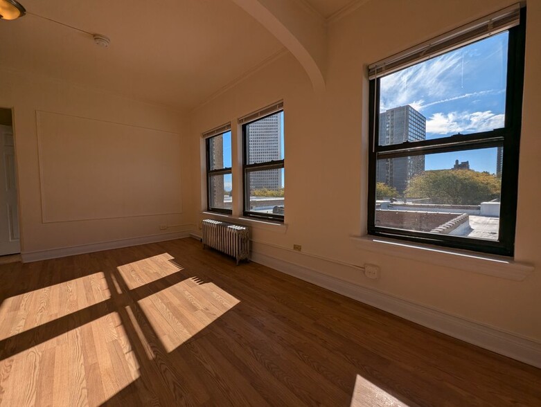 Building Photo - 5417 N Kenmore Ave
