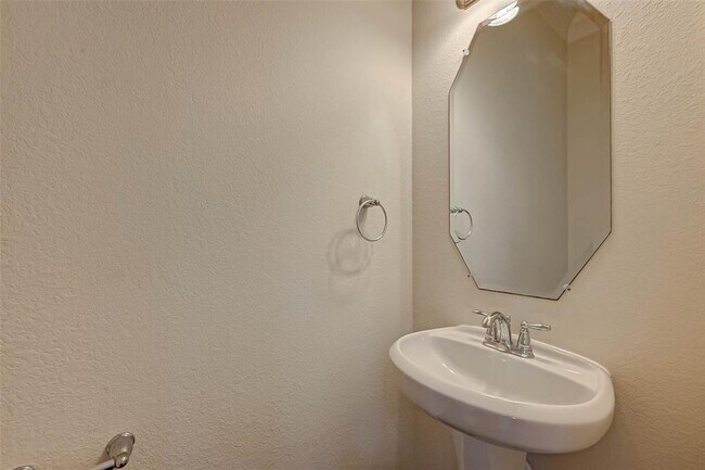Building Photo - 3216 Clearview Cir