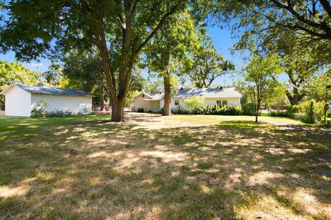 Building Photo - "Adorable 2-Bedroom, 1-Bath in Home with Beautiful Oak Floors, Spacious Yard and Lawn Service Inc...