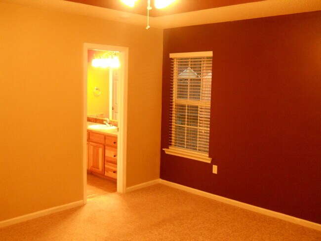 Building Photo - 3 Bedroom Home in Hahira!