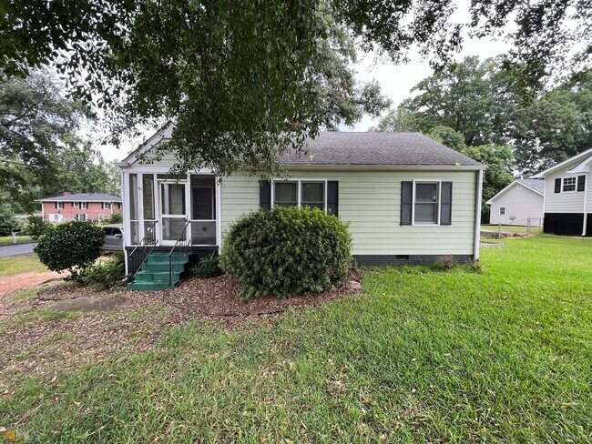 Building Photo - 4105 Rose Ln NE