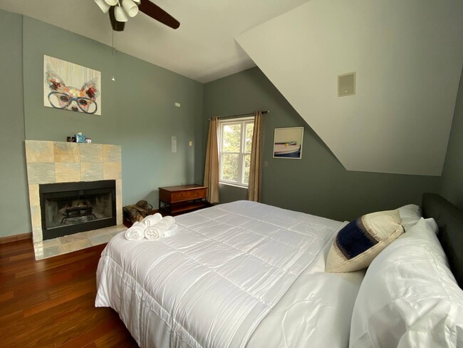 Building Photo - 419 E Oakwood Blvd