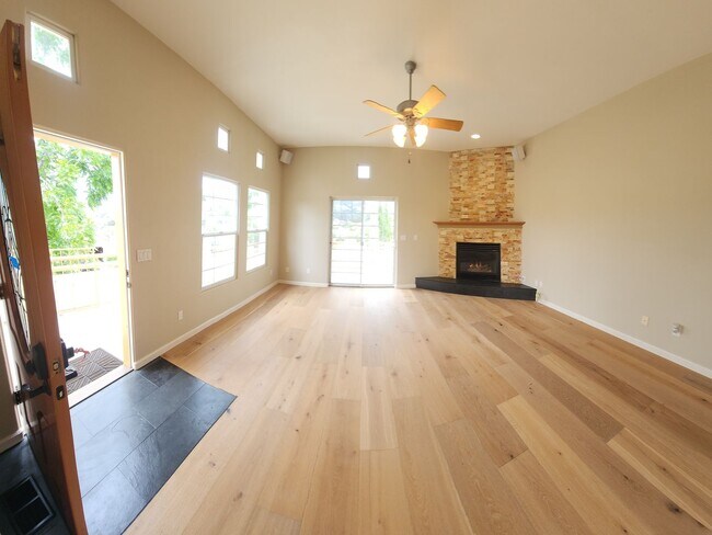 Building Photo - Contemporary Beautiful Spacious 4 bed 3 bath home