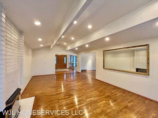 Building Photo - 4 br, 3.5 bath House - 8611 NE 26th Pl