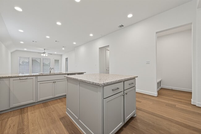 Building Photo - 319 Silver Sage St