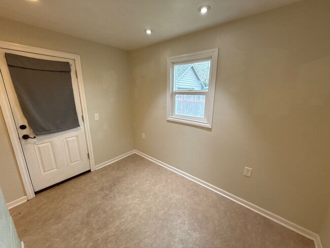 Building Photo - 1070 SW 16th Ave