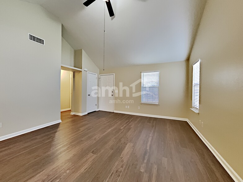 Building Photo - 1633 Jo Ann Dr