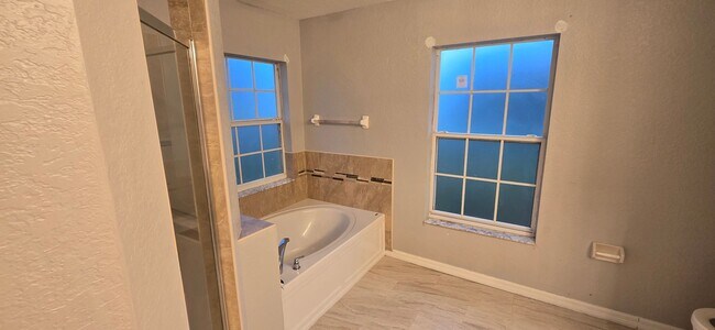 Building Photo - Huge Three Bedroom- 2 bath + den, 2 car ga...