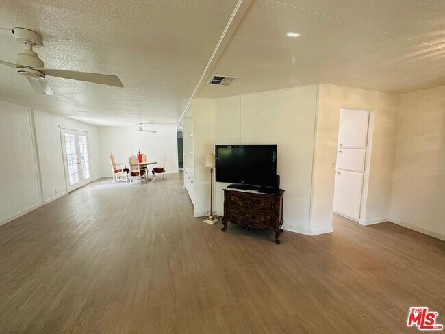 Building Photo - 406 S Paseo Laredo