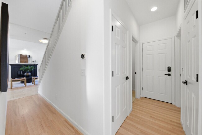 Building Photo - 15 Aaron Dr