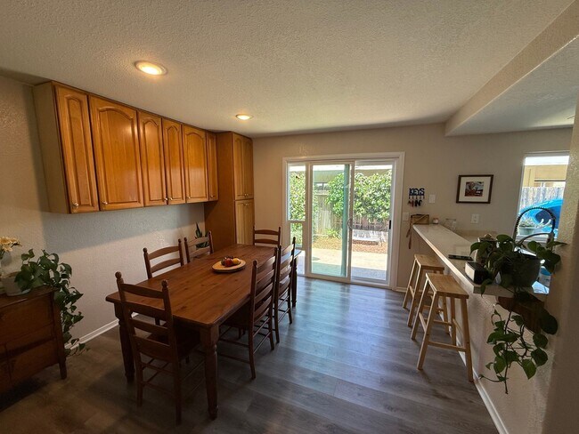 Building Photo - Spacious Two-Story 3 Bedroom, 1.5 Bath Tow...