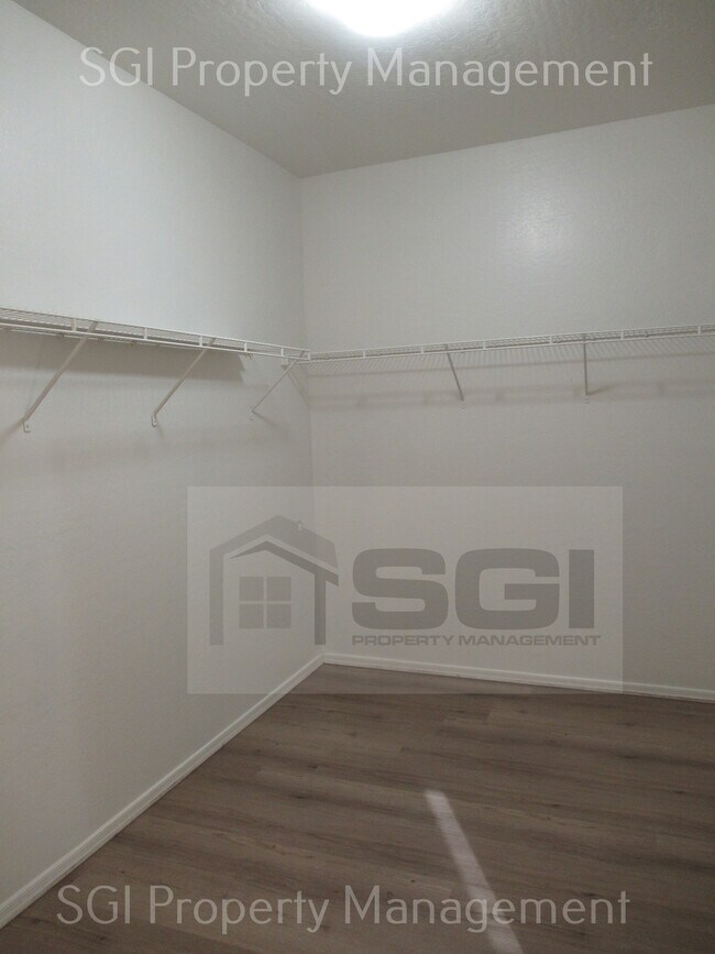 Building Photo - 3123 W Pleasant Ln