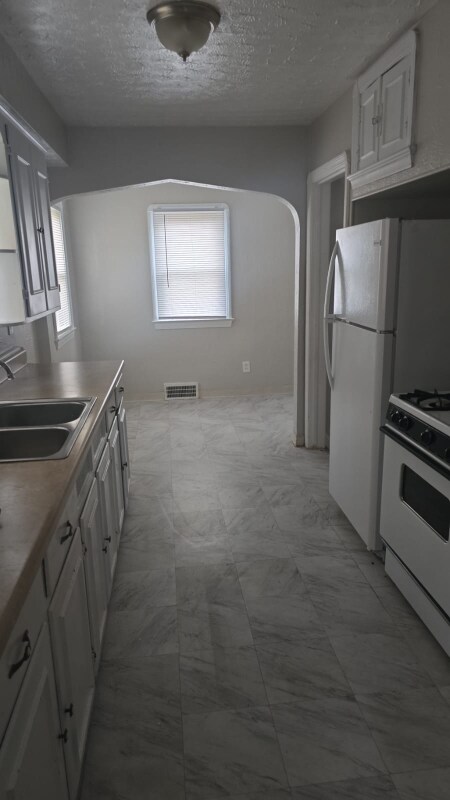 Building Photo - 6614 Orchard Ave