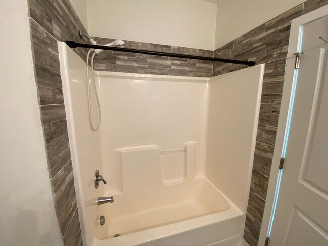 Building Photo - Room in 3 Bedroom Townhome at Seigle Point Dr