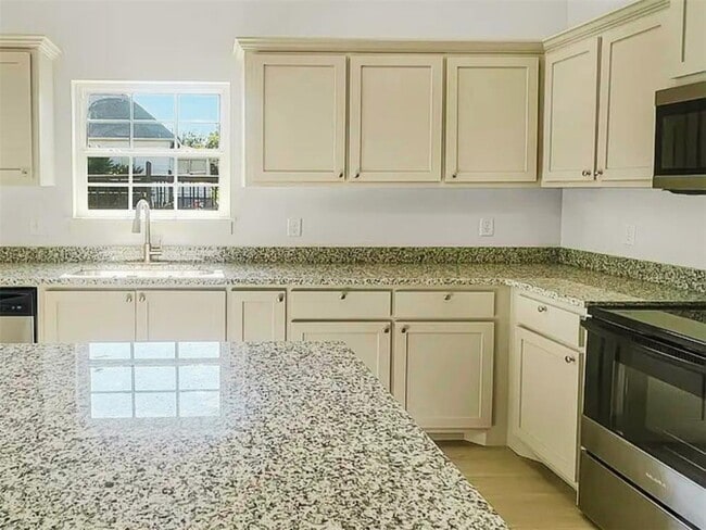 Building Photo - 410 NW Arlington Ave